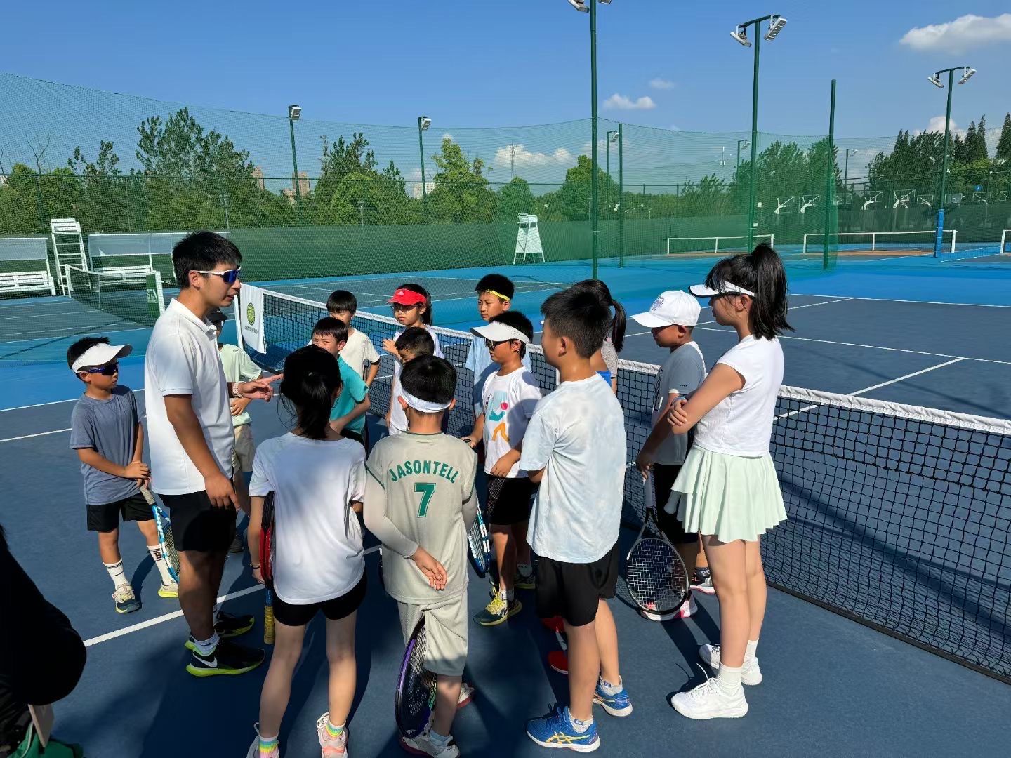 九游app：粤港澳大湾区青少年网球培训湛江站开营仪式举行(图1)