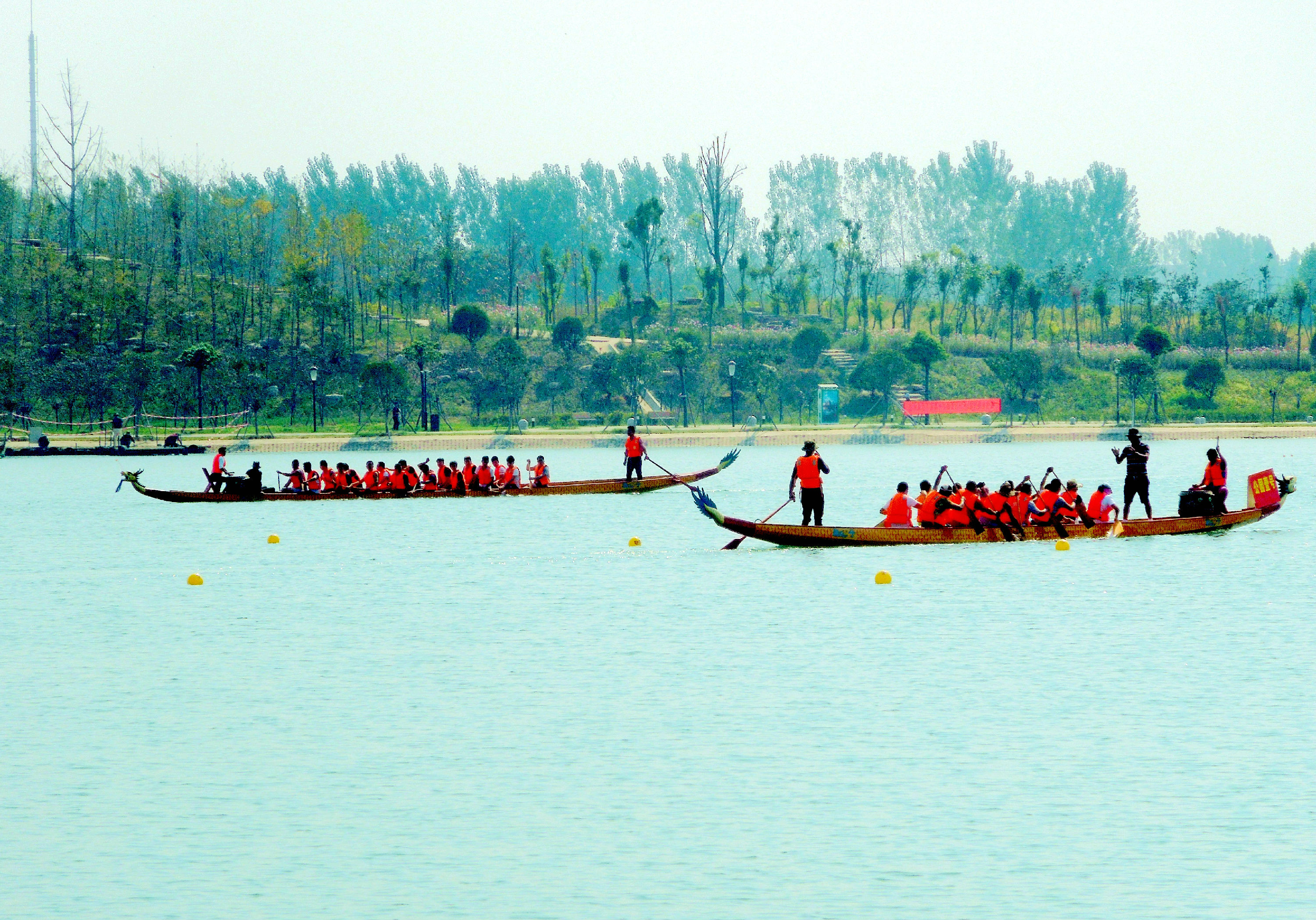 俄罗斯日氛围浓 龙舟竞渡圣彼得堡涅瓦河畔(图1)